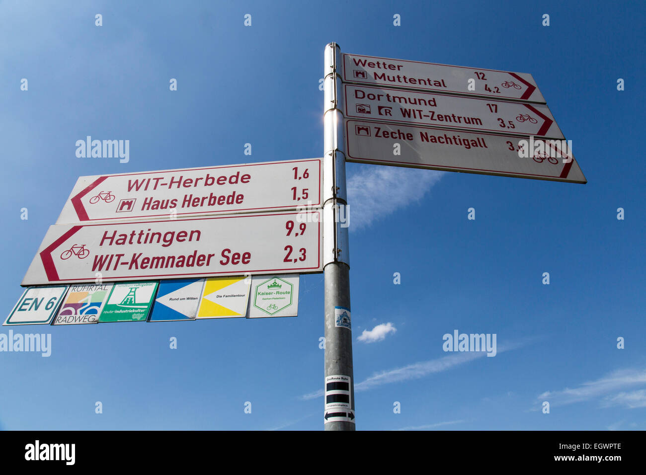 Wegweiser für verschiedene Radrouten durch das Ruhrgebiet, "Ruhr-Tal-Radweg" Stockfoto