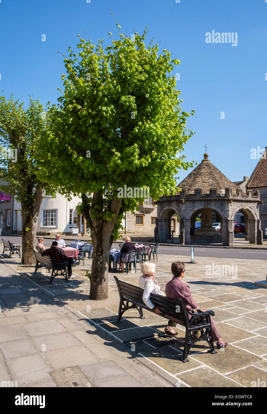 Somerton, eine schöne alte kleine Marktstadt in Somerset, England, Vereinigtes Königreich mit Markt überqueren und Menschen sitzen auf einer Bank Stockfoto