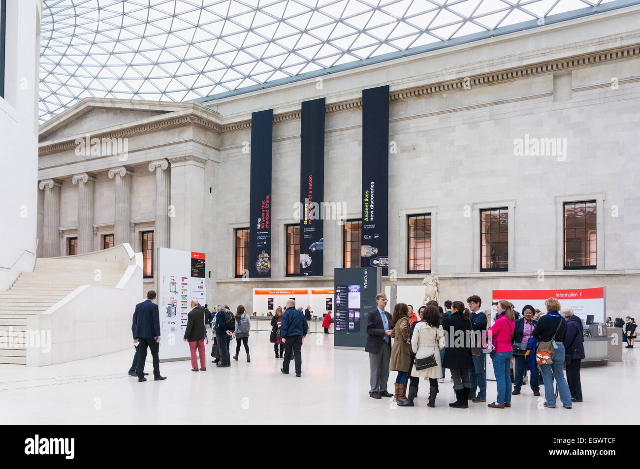 Foyer des British Museum, London, England, UK mit Touristen Stockfoto