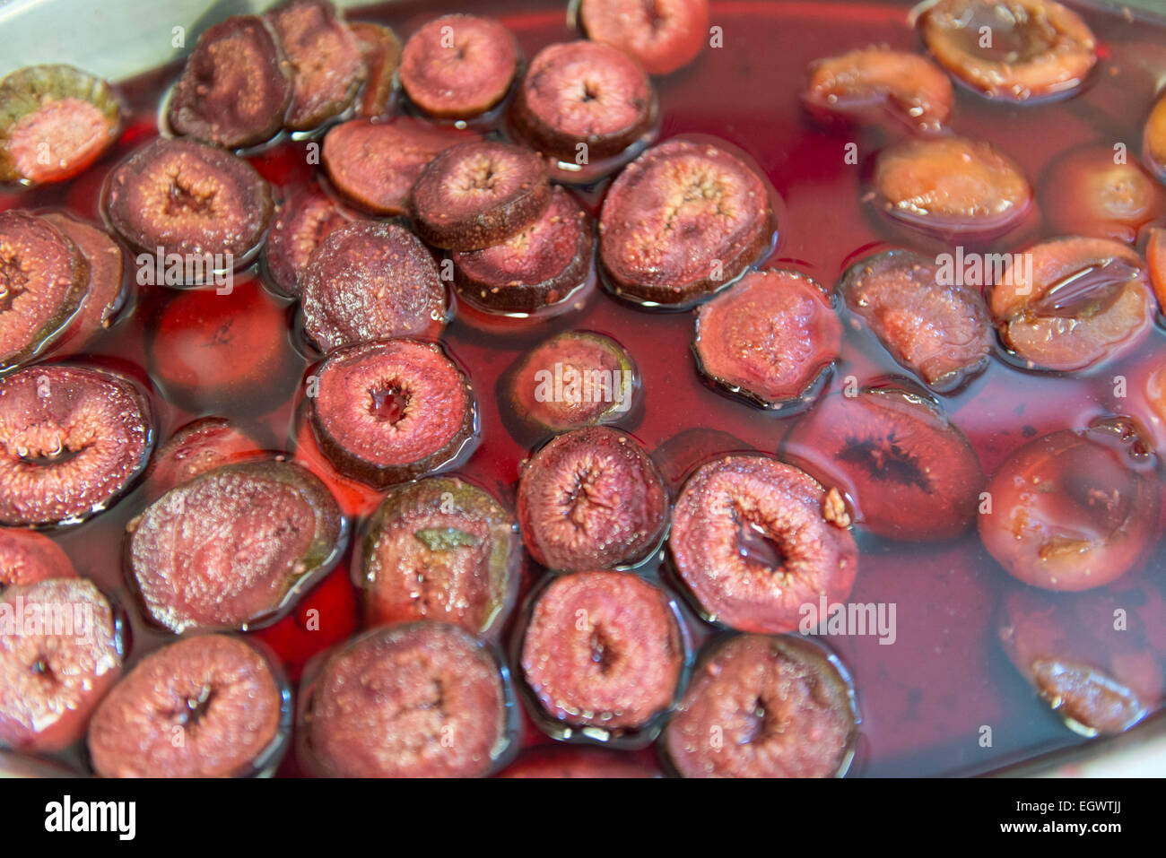 Details der Frucht Wüsten gemacht von einem erfahrenen Koch in einer professionellen Küche hautnah. Reiben die Schale von einer Orange & Zitronen Stockfoto