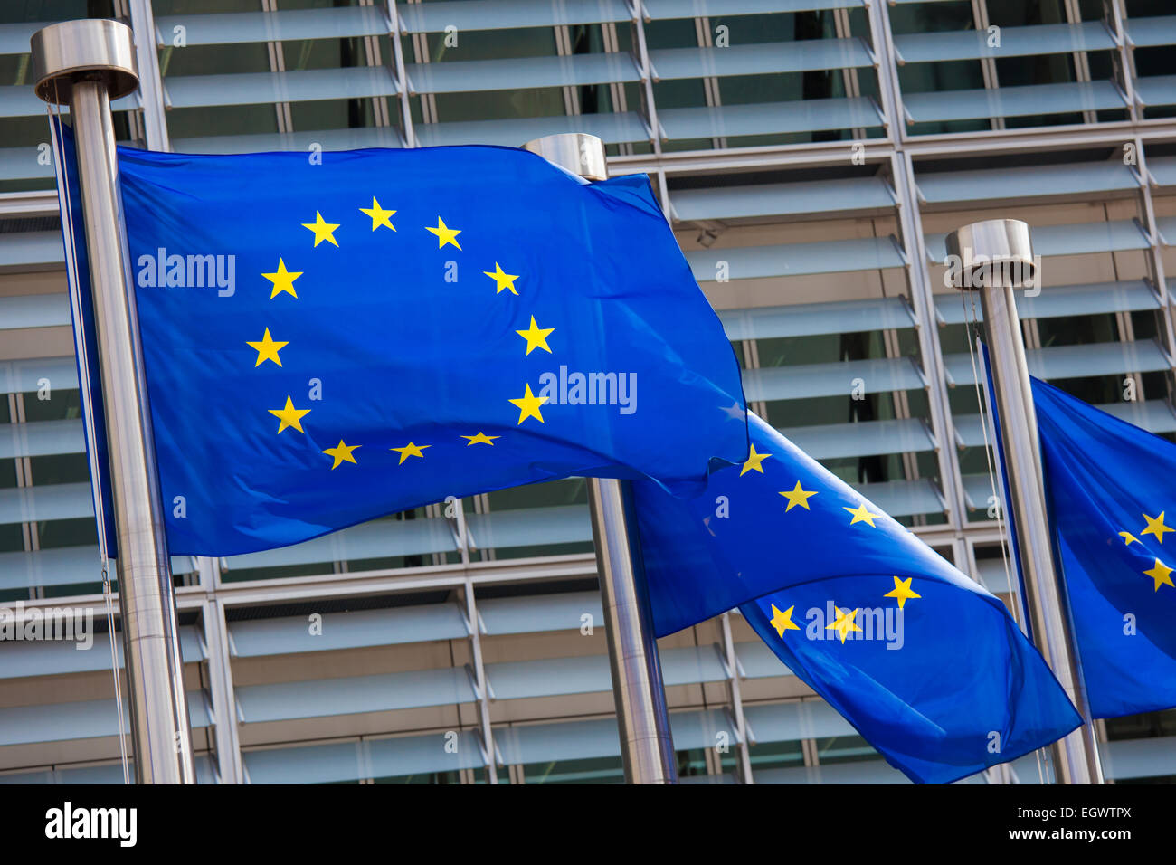 Europäische Fahnen vor dem Berlaymont-Gebäude, Sitz der Europäischen Kommission in Brüssel. Stockfoto