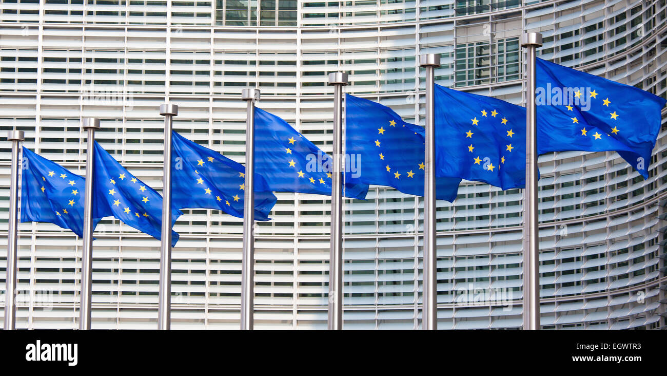 Europäische Fahnen vor dem Berlaymont-Gebäude, Sitz der Europäischen Kommission in Brüssel. Stockfoto