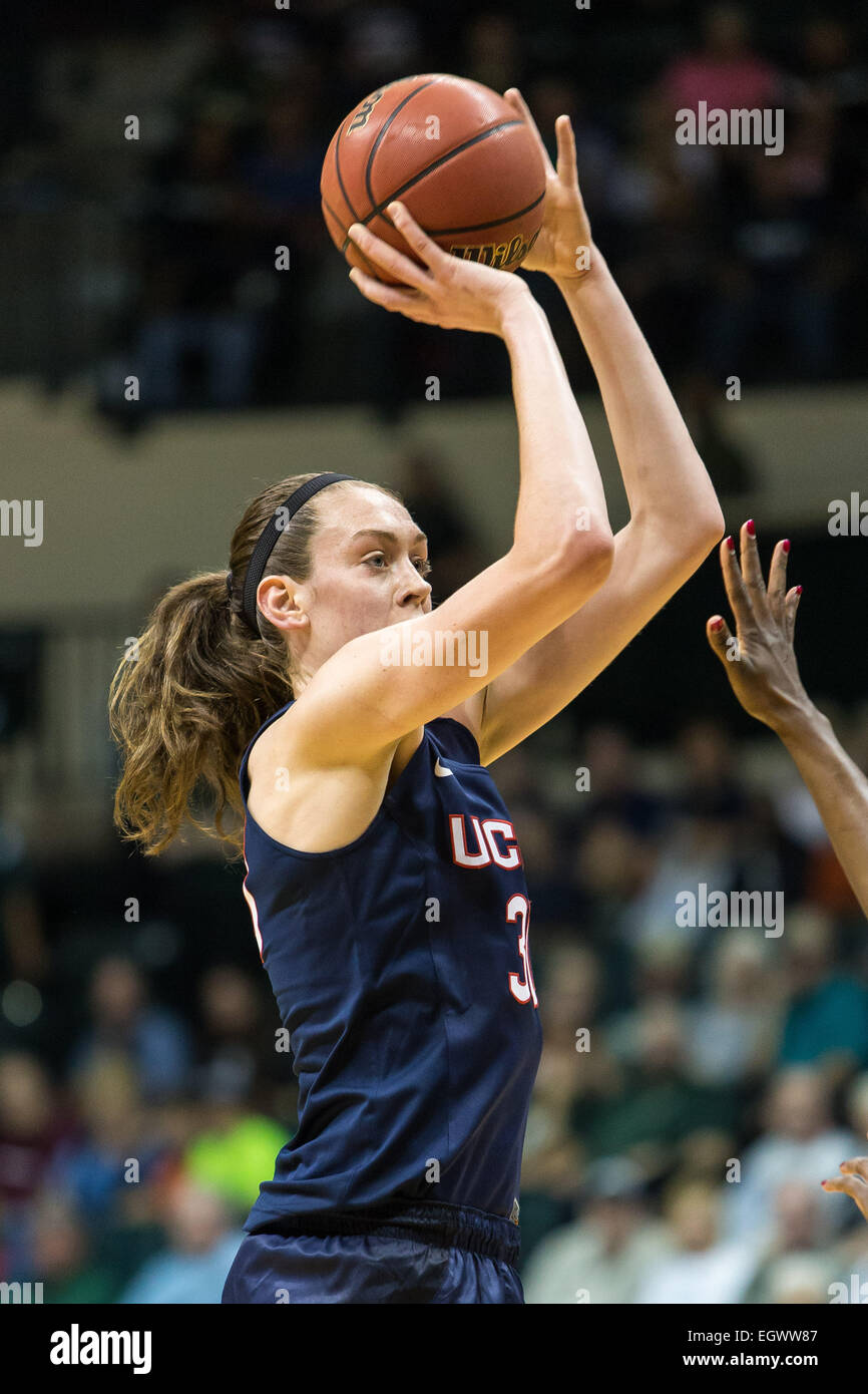 2. März 2015 - Tampa, FL, USA-Connecticut Huskies vorwärts Breanna Stewart #30 mit einem Sprungwurf im Spiel zwischen UCONN und USF USF Sun Dome in Tampa FL. Stockfoto