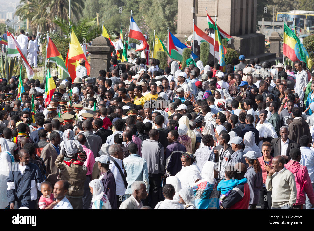 Addis Abeba, Äthiopien. 2. März 2015. Eine große Menschenmenge versammelt sich vor Kaiser Menelik Denkmal des 119. Jubiläums von der äthiopischen Armee Sieg über die italienischen Invasionstruppen in Schlacht von Adwa 1896. 2. September 2015, Addis Abeba, Äthiopien. Bildnachweis: Dereje Belachew/Alamy Live-Nachrichten Stockfoto