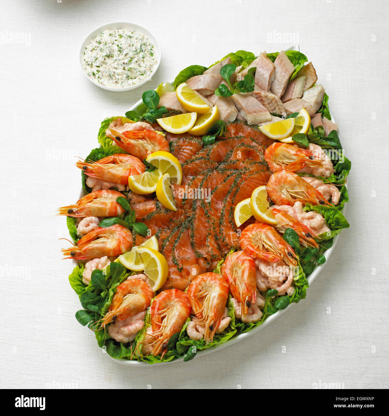 Fisch und Meeresfrüchte-Platte, einschließlich Zitronenbrioche (Lachs), prawn cocktail und geräuchertem Aal Stockfoto