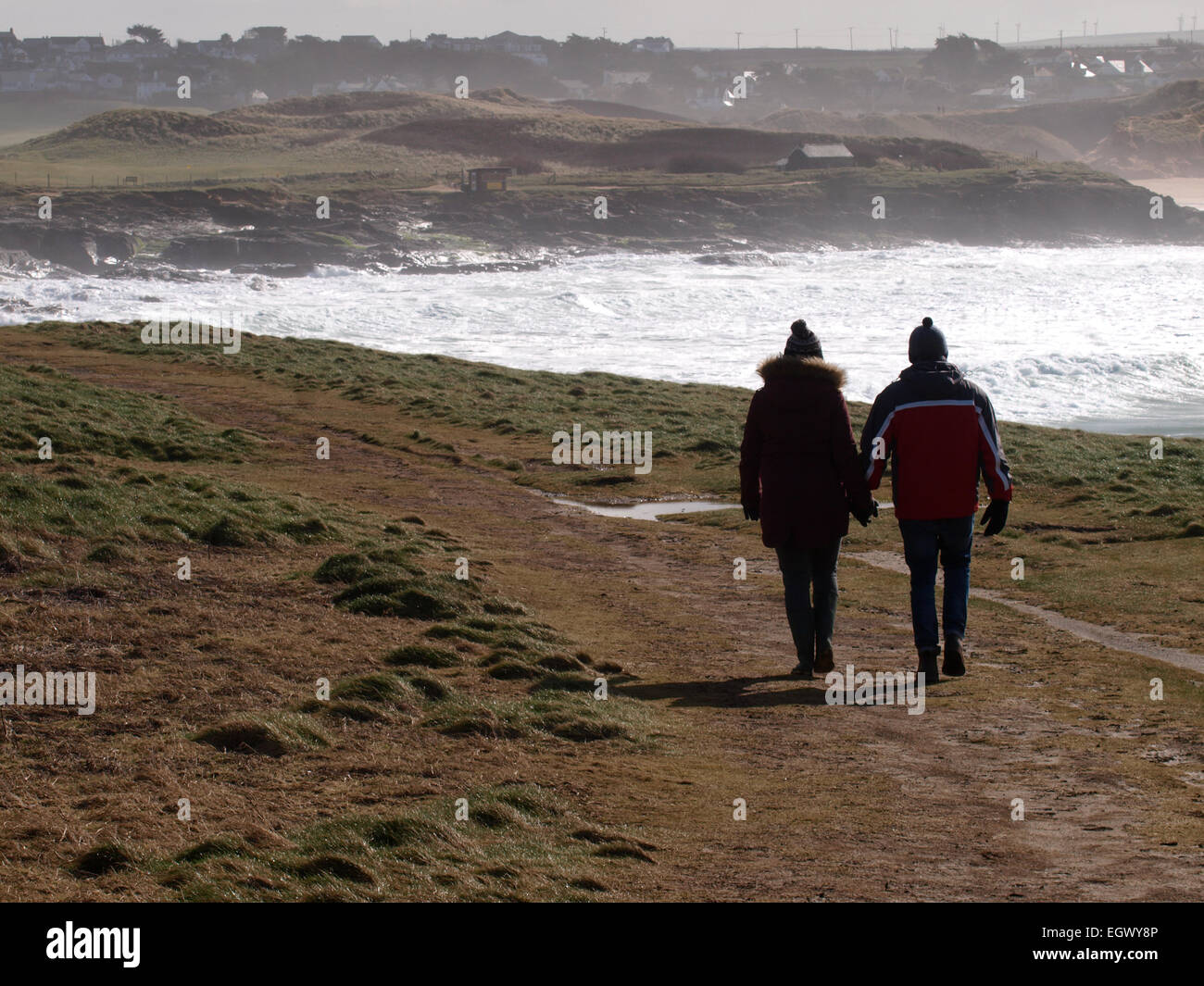 Applying paar zu Fuß entlang der Südwest-Küste-Weg im Winter, Booby Bay, Cornwall, UK Stockfoto