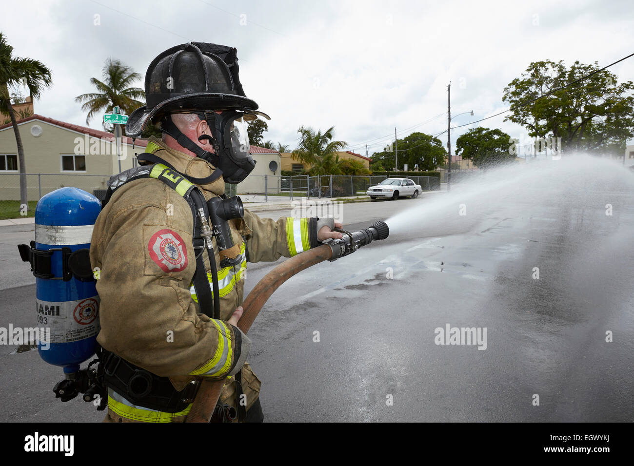 Feuerwehrmann mit Schlauch Stockfoto