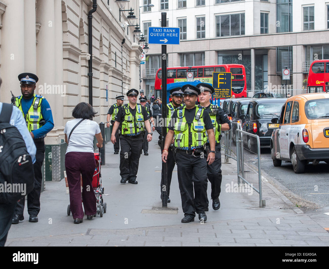 Auf einer Großleinwand in Victoria Station kündigt ein Sky News-Feed der erhöhten Terror Bedrohungs-Level im Vereinigten Königreich. Mitwirkende: Atmosphäre, wo anzeigen: London, Vereinigtes Königreich bei: 29. August 2014 Stockfoto