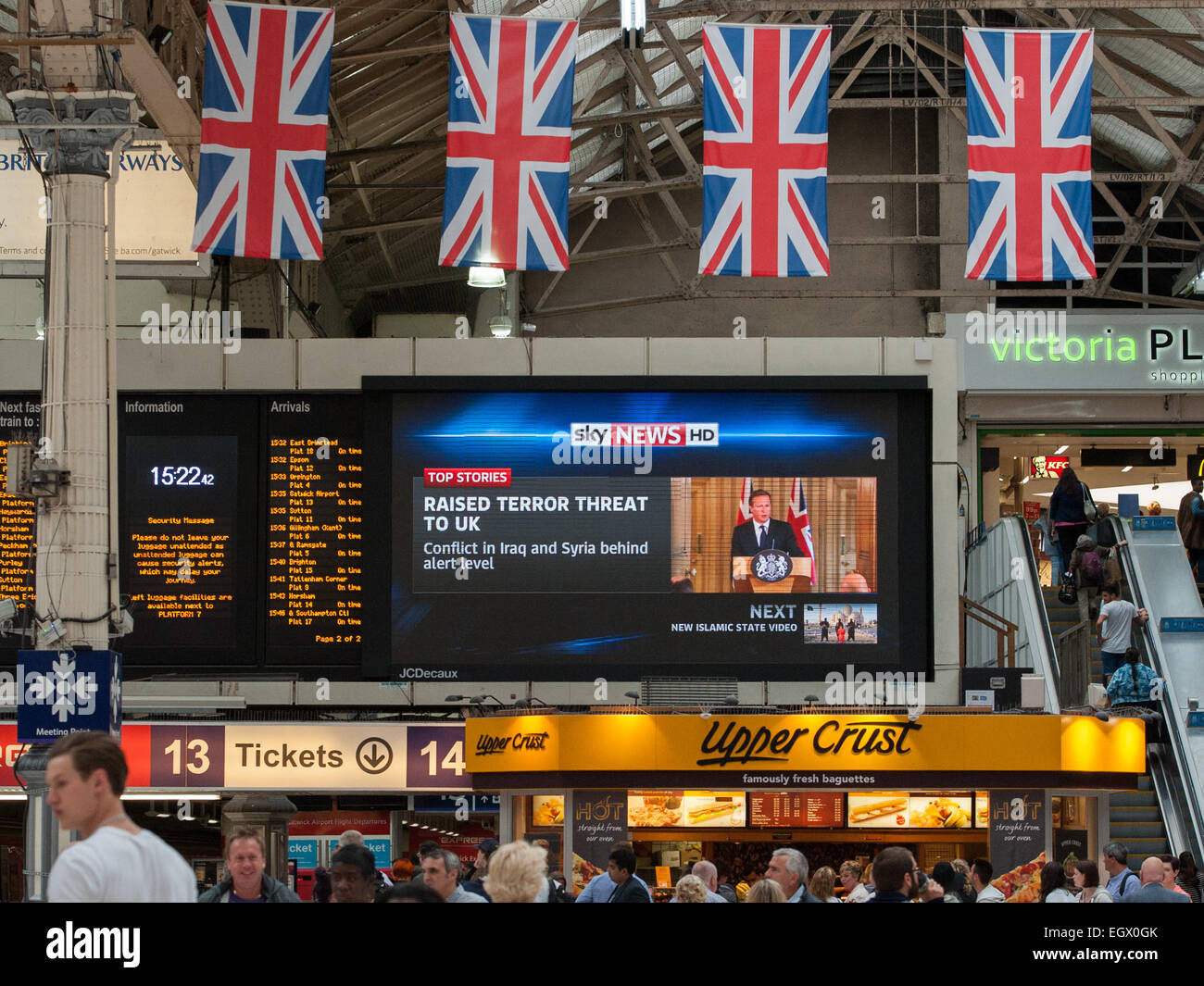 Auf einer Großleinwand in Victoria Station kündigt ein Sky News-Feed der erhöhten Terror Bedrohungs-Level im Vereinigten Königreich. Mitwirkende: Atmosphäre, wo anzeigen: London, Vereinigtes Königreich bei: 29. August 2014 Stockfoto