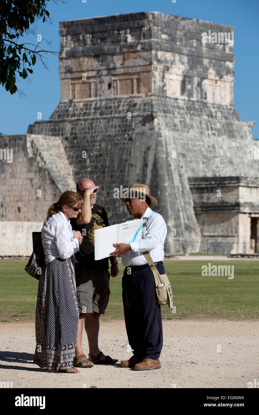 Leitfaden Sie mit Touristen, Chichen Itza, Yucatan, Mexiko Stockfoto
