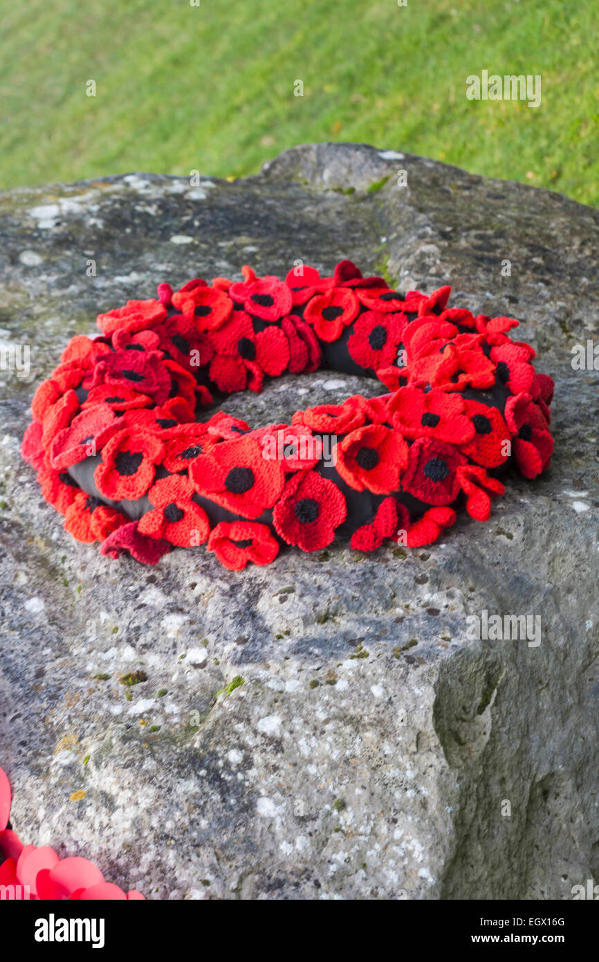 Gestrickte poppy Kranzniederlegung am Gedenkstein in Hythe, Hampshire, England Großbritannien Stockfoto
