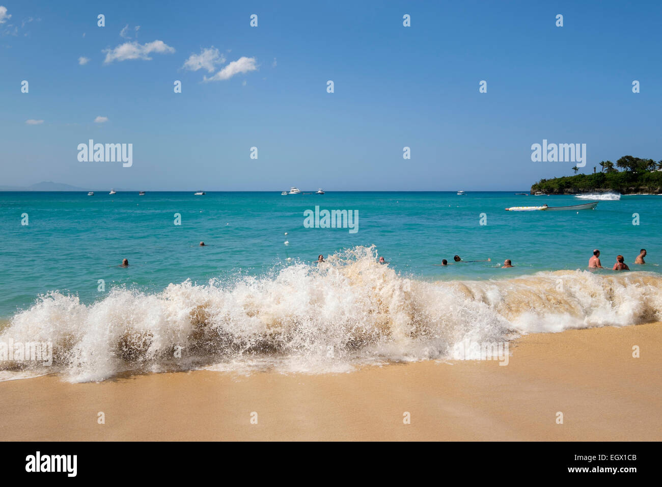 Urlauber und Einheimische schwimmen im Atlantik Wellen in Holiday Resort von Sosua, Dominikanische Republik, Karibik Inseln Stockfoto