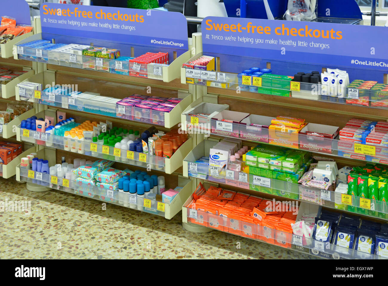 Nahaufnahme von verführerischen süßen, freien Produkten in Regalen neben den Kassen im Tesco Supermarkt, so genannten Guilt Lanes in London England Großbritannien Stockfoto