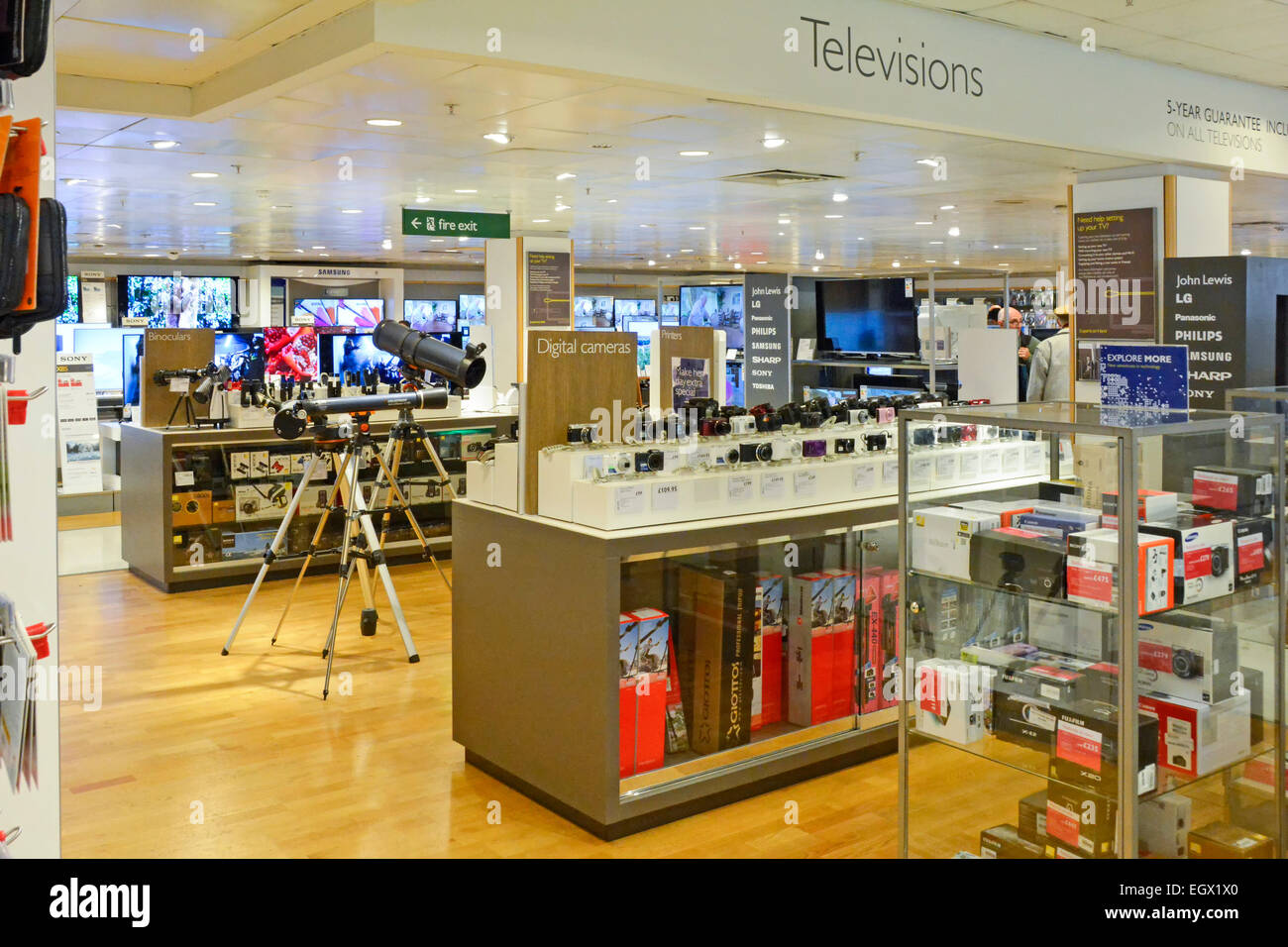 John Lewis Einzelhandelsgeschäft Innenansicht von Fernseh- und Kameraprodukten in der Einkaufsabteilung im Oxford Street Store West End London England Großbritannien Stockfoto