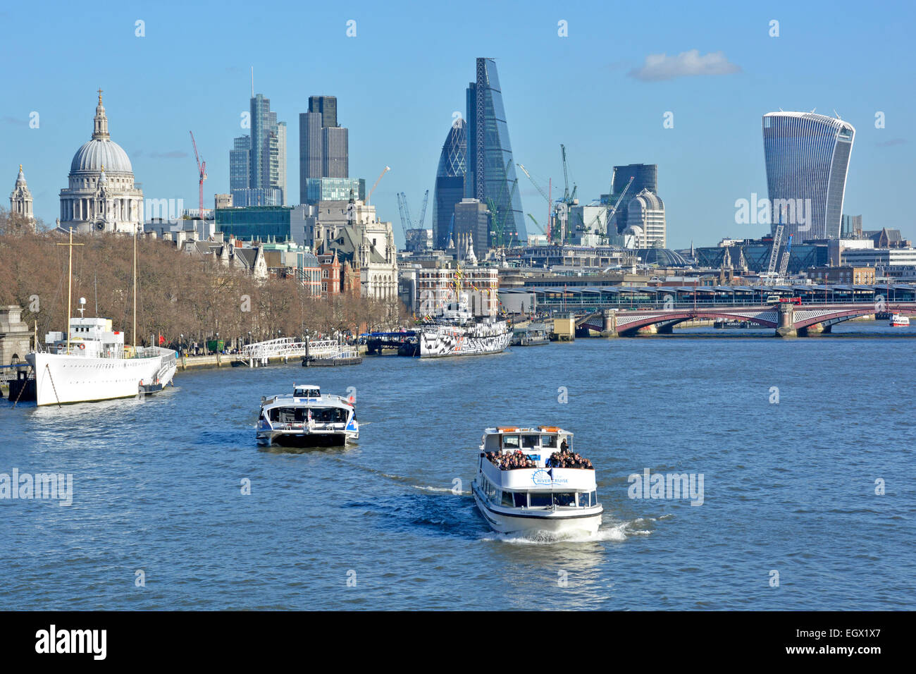 Themse tour Boot und high speed clipper Riverboat mit der Londoner City Skyline über England Großbritannien Stockfoto
