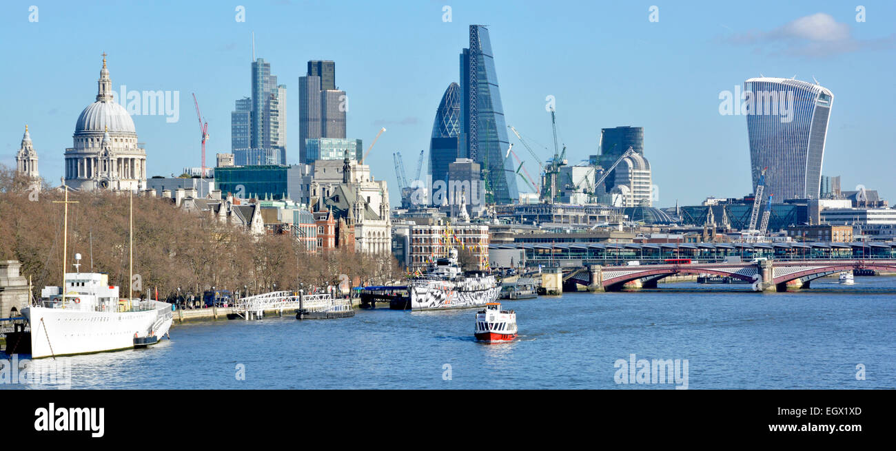 Themse & Stadt London Skyline mit dem höchsten cheesegrater Gebäude (Mitte) und der Walkie talkie (ganz rechts) England UK Gebäude Stockfoto