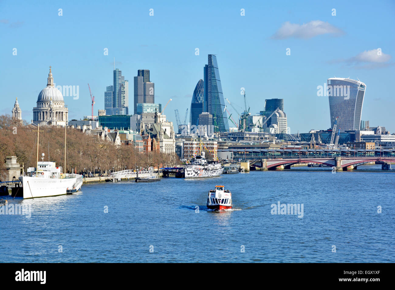 Themse & Stadt London Skyline mit dem höchsten cheesegrater Gebäude (Mitte) und der Walkie talkie (ganz rechts) England UK Gebäude Stockfoto