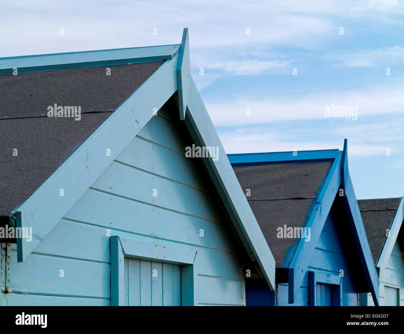 Traditionellen blau lackierten hölzernen Strandhütten unter blauem Himmel im Charmouth an der Jurassic Coast in Dorset Süd-West England UK Stockfoto