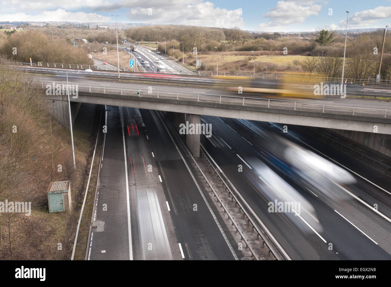 Frei fließende Autobahnverkehr bei zweispurigen Kreuzung Überführung Brücke mit LKW Autos bewegen schnell verlassen Wanderwege als Schritt in Richtung Stockfoto