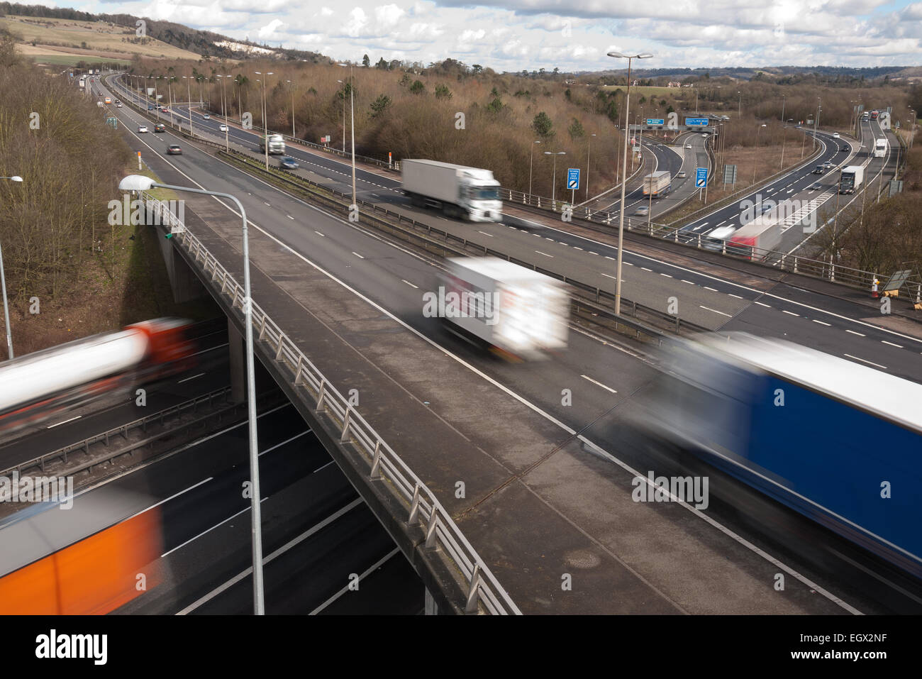 Frei fließende Autobahnverkehr bei zweispurigen Kreuzung Überführung Brücke mit LKW Autos bewegen schnell verlassen Wanderwege als Schritt in Richtung Stockfoto