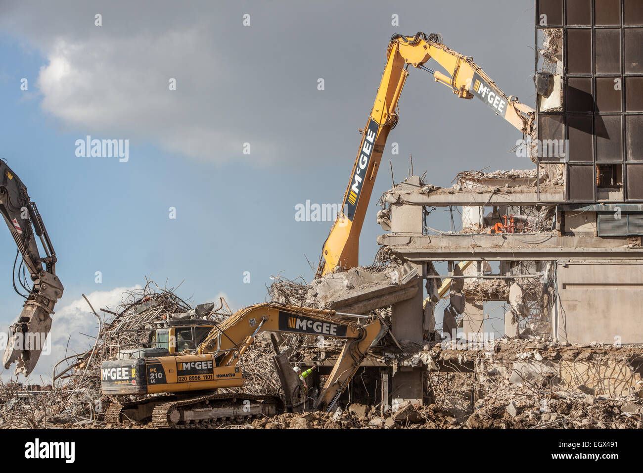Abriss und Neubau mit mechanischen Digger im Vordergrund Stockfoto