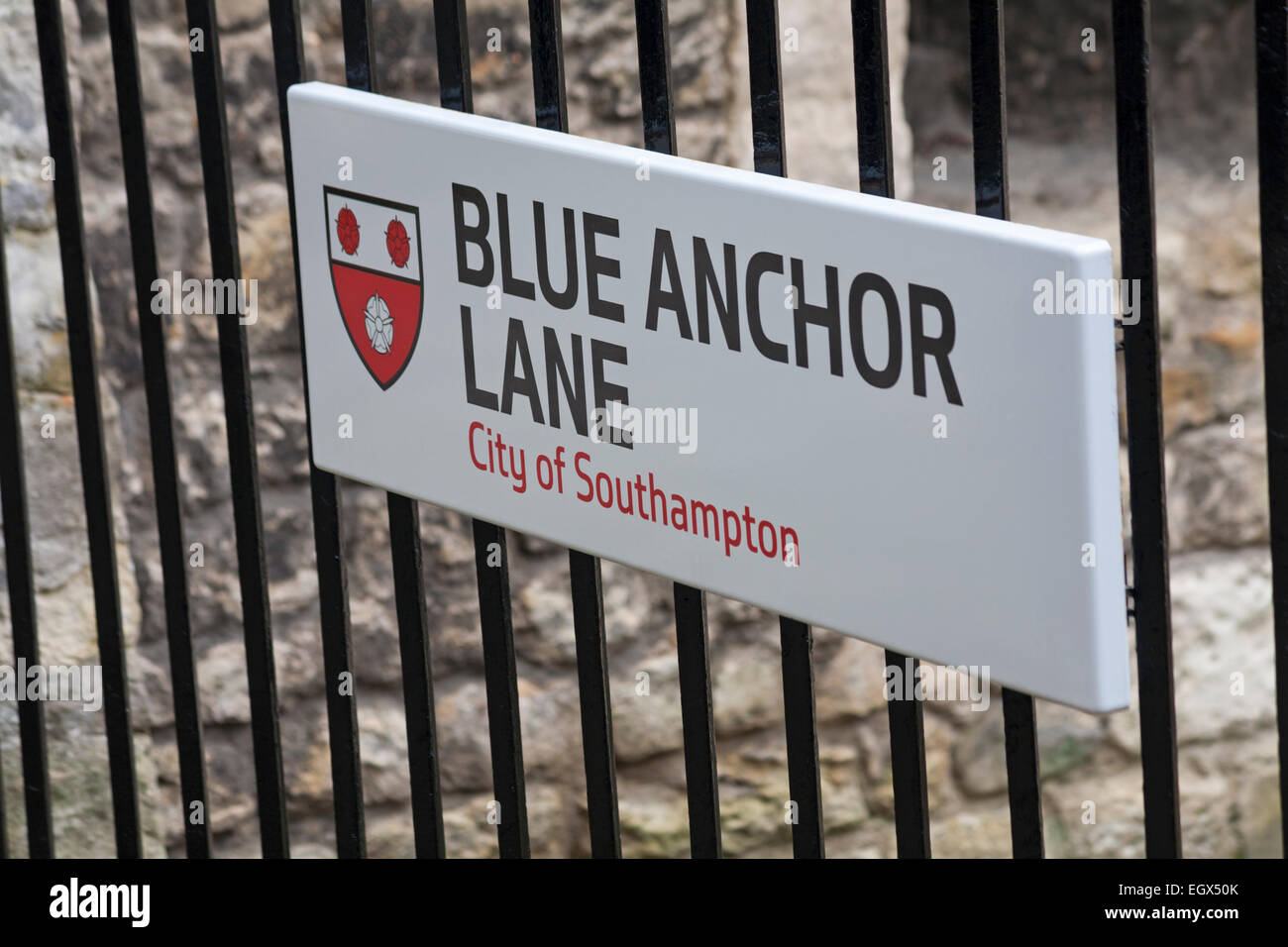 Blue Anchor Lane City of Southampton Schild am Geländer in Southampton, Hampshire, Großbritannien im März Stockfoto