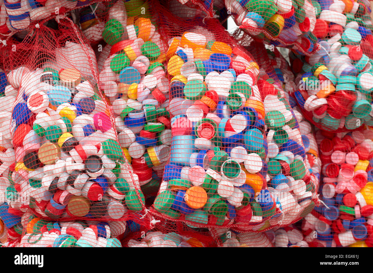 Taschen mit Tausenden von Kronkorken zu recyceln Stockfoto