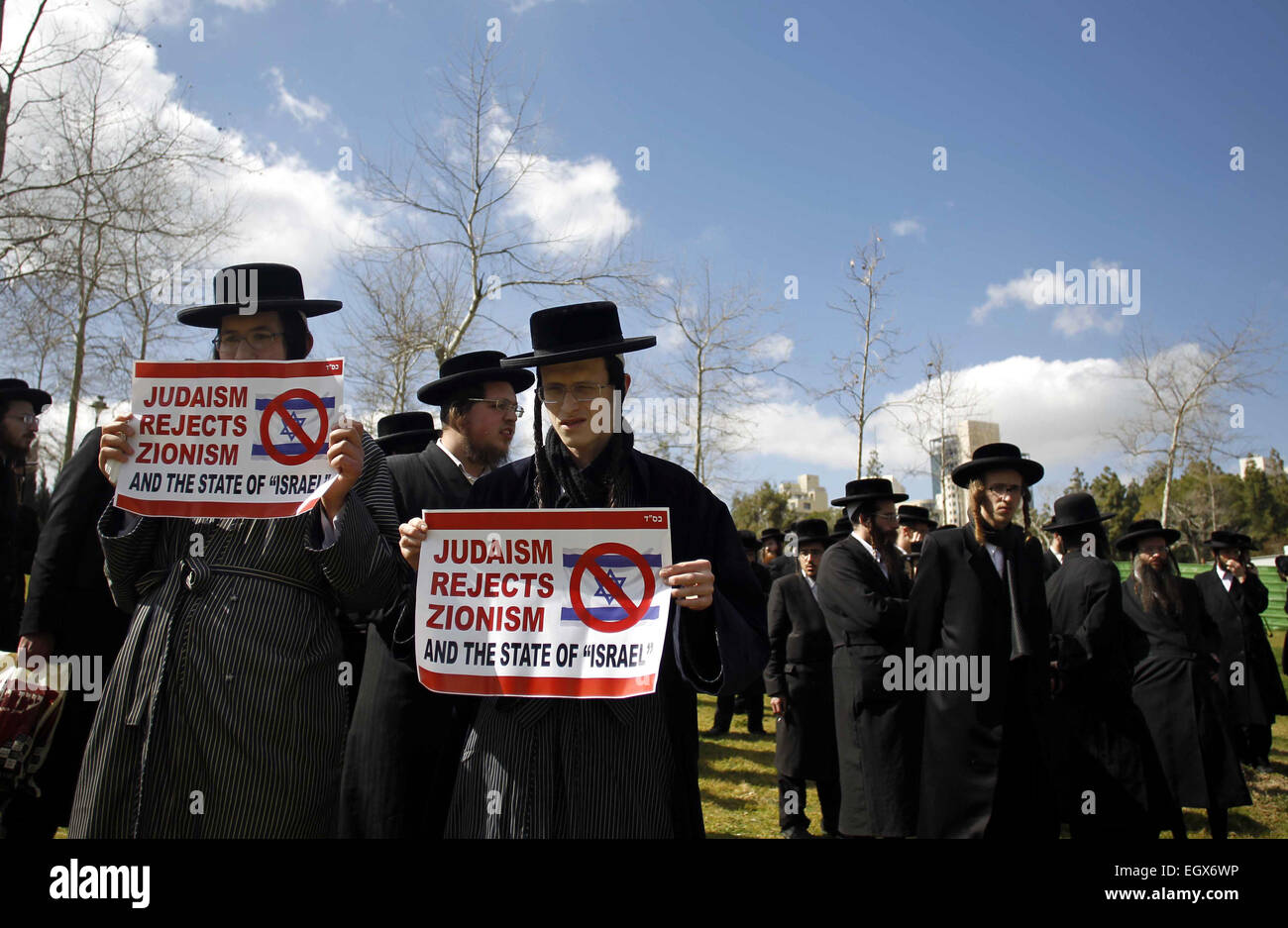 Jerusalem, Jerusalem, Palästina. 3. März 2015. Ultra-orthodoxen jüdischen Demonstranten, einige von ihnen die Zugehörigkeit zur Neturei Karta, eine kleine Gruppe von Anti-Zionist ultra-orthodoxen Juden, die gegen die Existenz Israels, halten Plakate während eine antizionistische Demonstration vor dem US-Konsulat in Jerusalem gegen israelische Ministerpräsident Benjamin Netanyahu Rede am 3. März 2015 in Washington. Netanjahu war der US-Kongress in zunehmendem Maße Hitzeschlacht mit dem weißen Haus über Teherans Atomprogramm, als die Verhandlungen wieder aufgenommen in der Schweiz (Credit-Bild: © Muammar Awad/AP Stockfoto