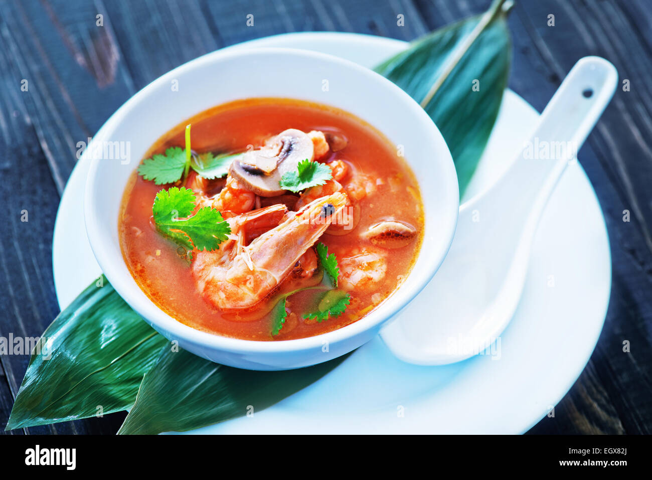 frische asiatische Suppe in Schüssel geben und auf einem Tisch Stockfoto