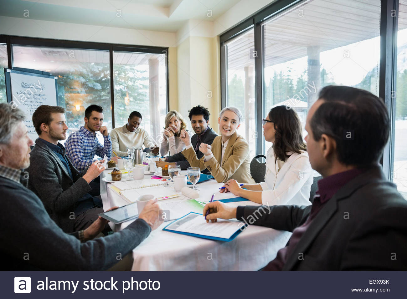 Business-Leute treffen um Konferenztisch Stockfoto