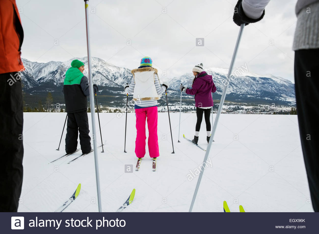 Familie Langlaufen im verschneiten Feld Stockfoto