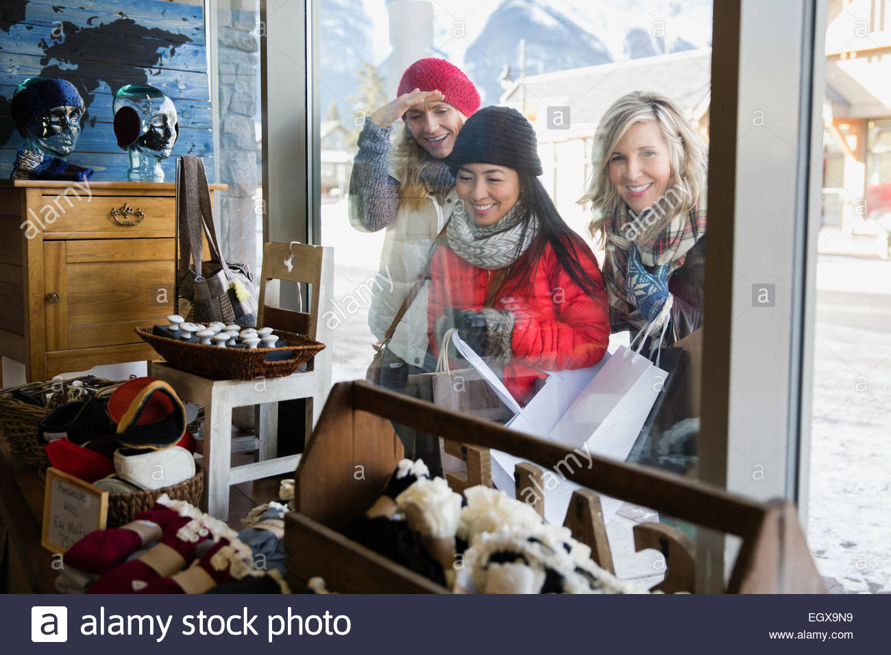 Frauen in warme Kleidung Schaufensterbummel am Schaufenster Stockfoto