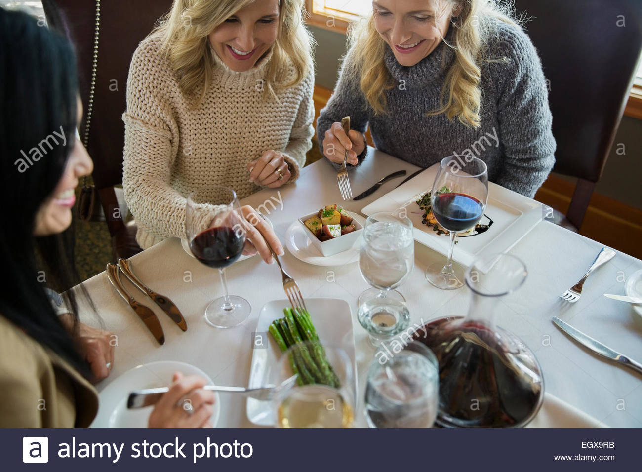 Frauen teilen Spargel am Tisch im restaurant Stockfoto