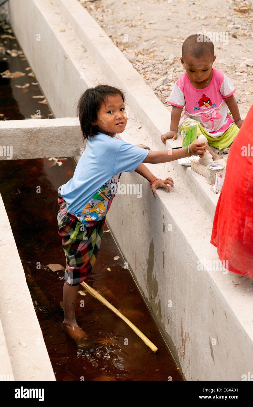 Kinder spielen in einer verschmutzten Wasserstraße, Mandalay, Myanmar (Burma), Asien Stockfoto
