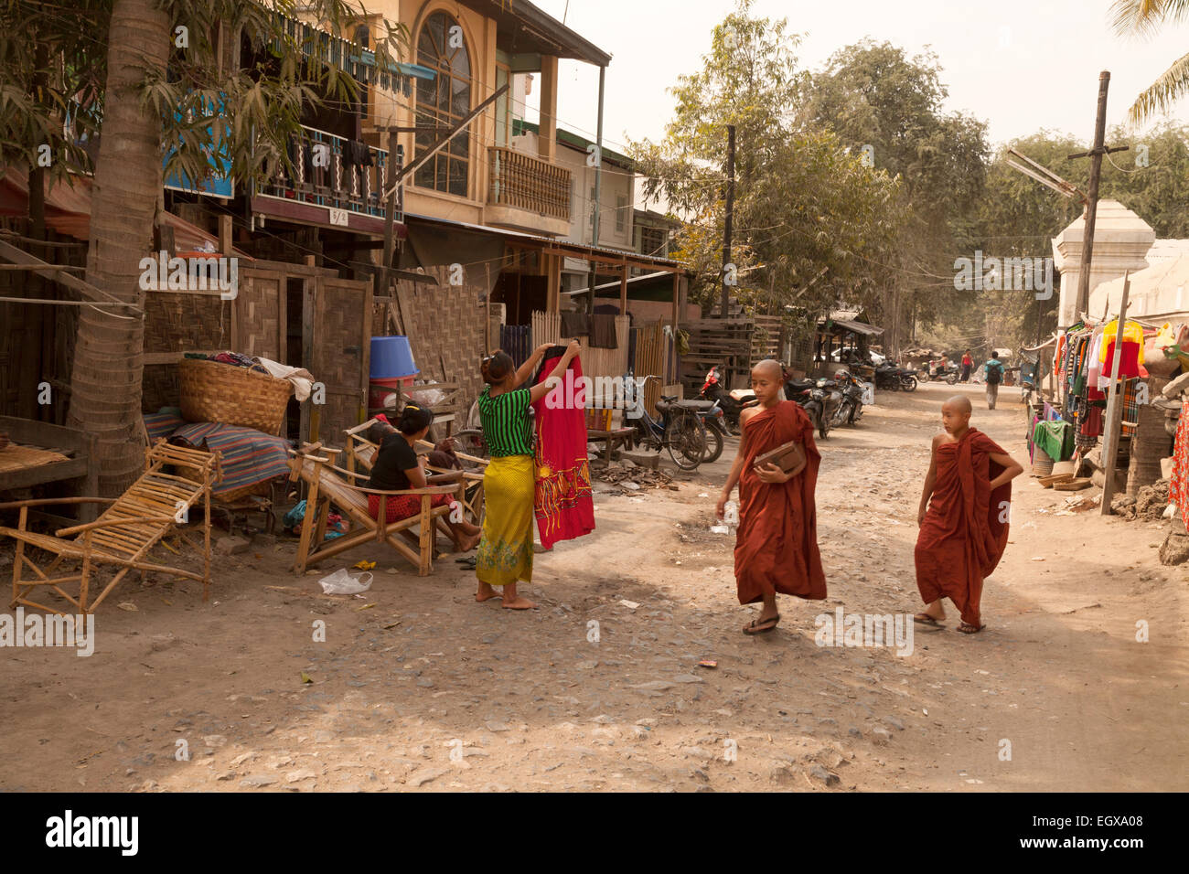 Birmanischen Leute und Buddhisten Mönche zu Fuß auf der Straße nach Mandalay, Mandalay, Myanmar (Burma), Asien Stockfoto