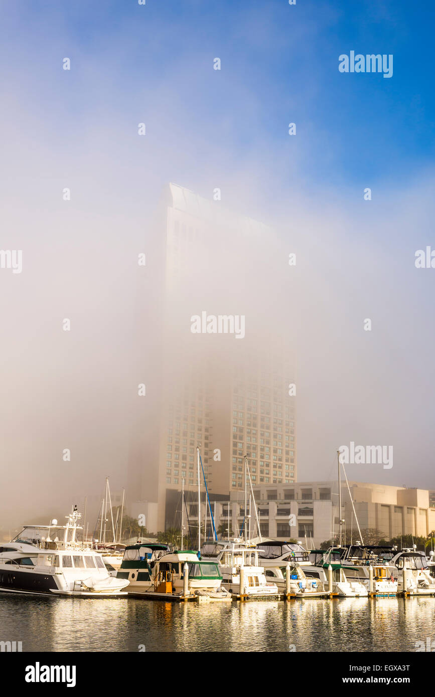 Nebel, teilweise überdeckt ein Gebäude am Embarcadero Marina Park. San Diego, California, Vereinigte Staaten von Amerika. Stockfoto