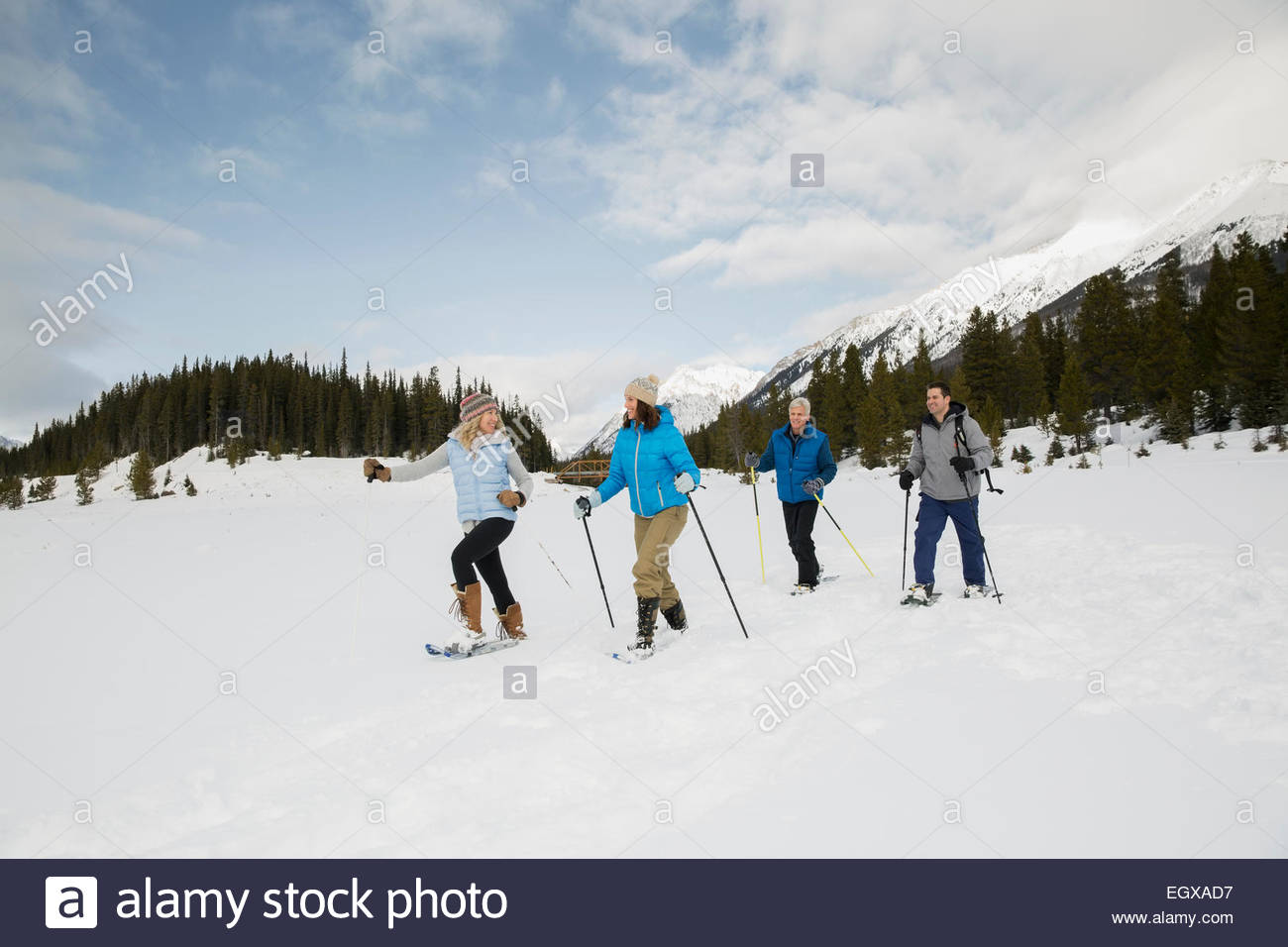Schneeschuhwandern in schneebedeckten Feld Paare Stockfoto
