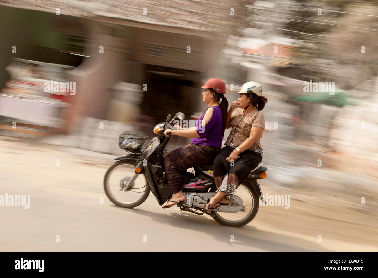 Zwei Frauen auf einem Motorrad, Mandalay, Myanmar (Burma), Asien Stockfoto