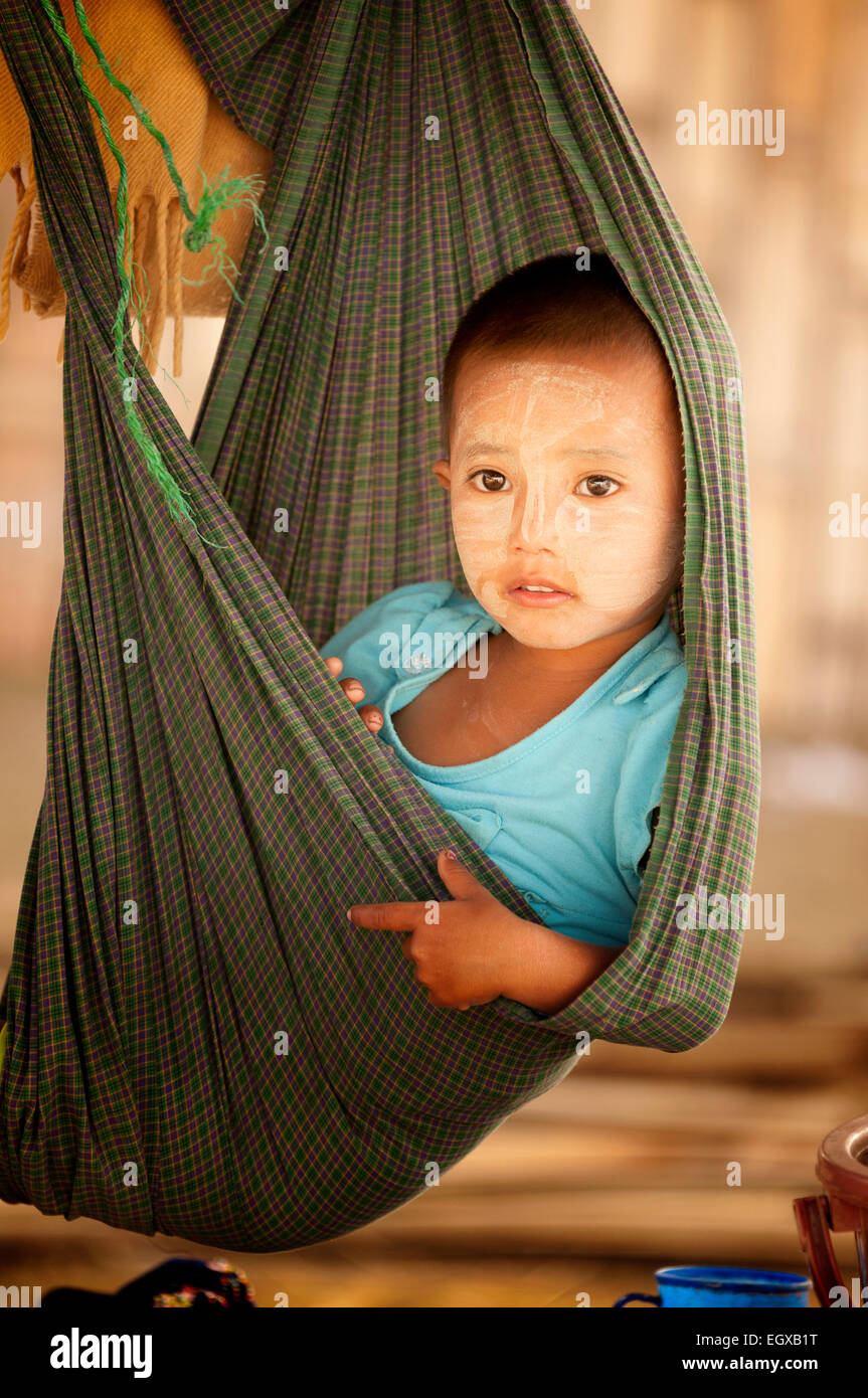 Junge baby junge Kind in einer Hängematte, Mandalay, Myanmar (Burma), Asien Stockfoto