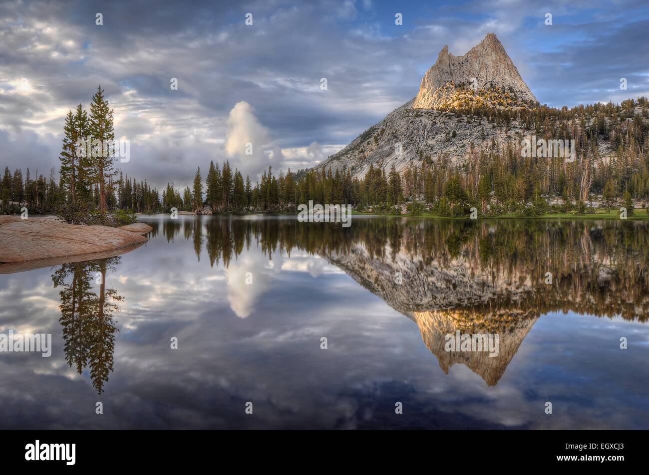 "Cathedral Peak Reflexion".  Yosemite Nationalpark, Kalifornien. Stockfoto