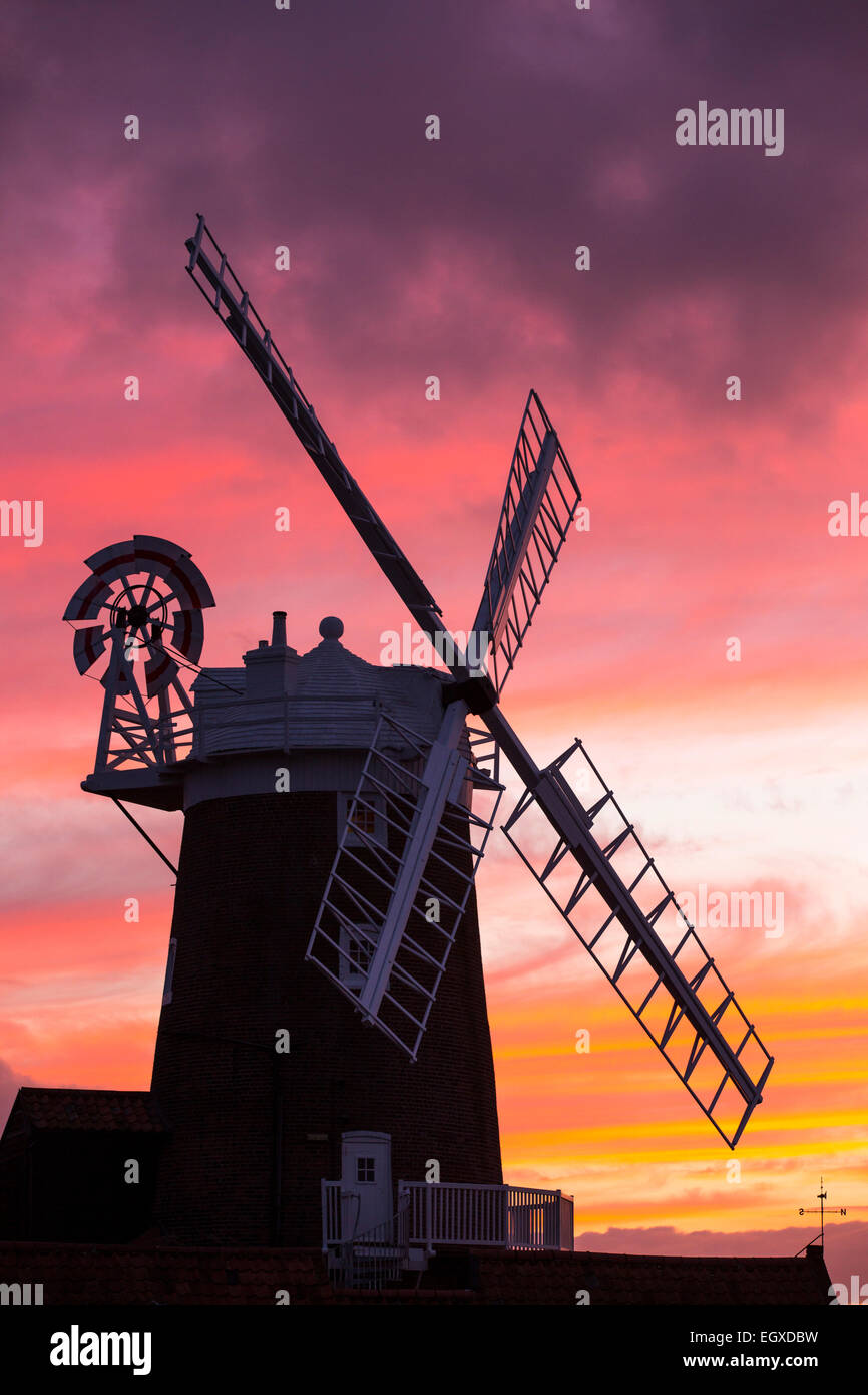 Eine Windmühle bei Cley Next am Meer, North Norfolk, UK, bei Sonnenuntergang. Stockfoto