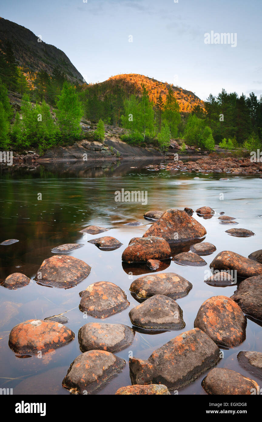 Frühlingsabend am Reinsfoss in Nissedal, Telemark Fylke, Norwegen. Stockfoto