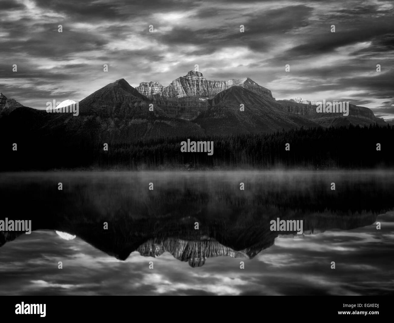 Herbert Lake mit Mount Temple Reflexion und Sonnenaufgang. Banff Nationalpark, Alberta, Kanada Stockfoto