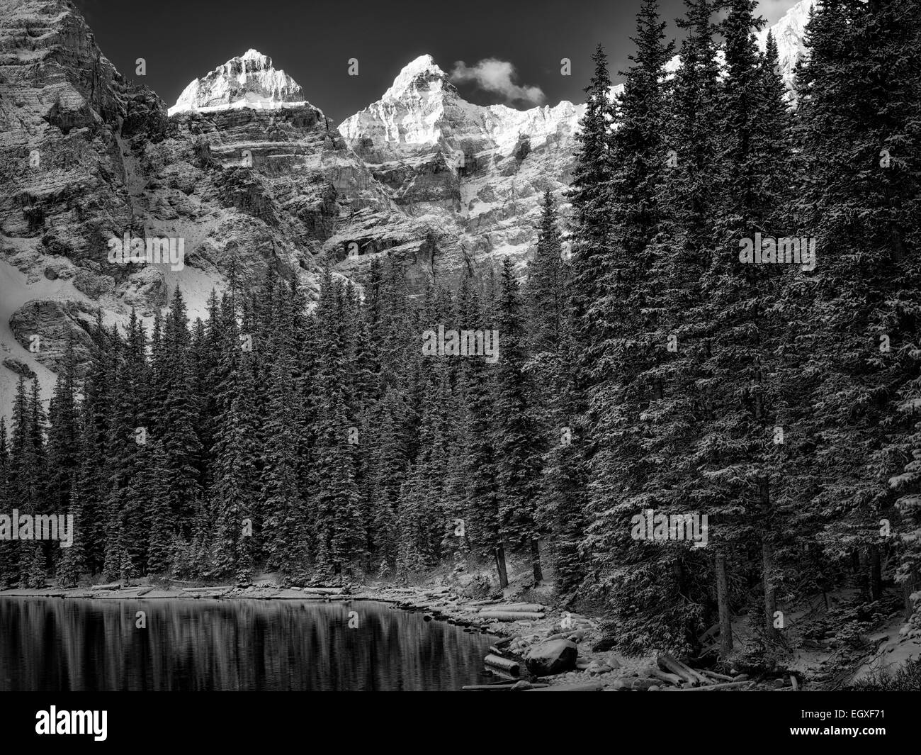 Erster Schnee der Saison auf Moraine Lake. Banff Nationalpark, Alberta, Kanada Stockfoto