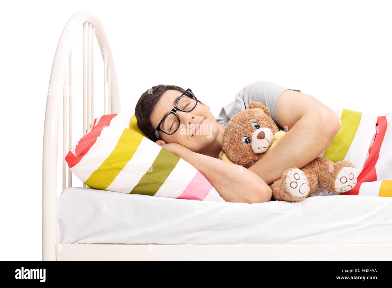 Kindisch junger Mann schlafen mit einem Teddybär isoliert auf weißem Hintergrund Stockfoto