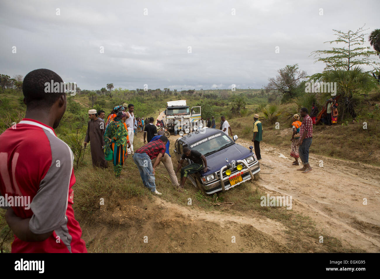 Behindertengerechte Fahrzeuge auf einer undurchdringlichen Straße in der Nähe von Tanga, Tansania, Ostafrika. Stockfoto