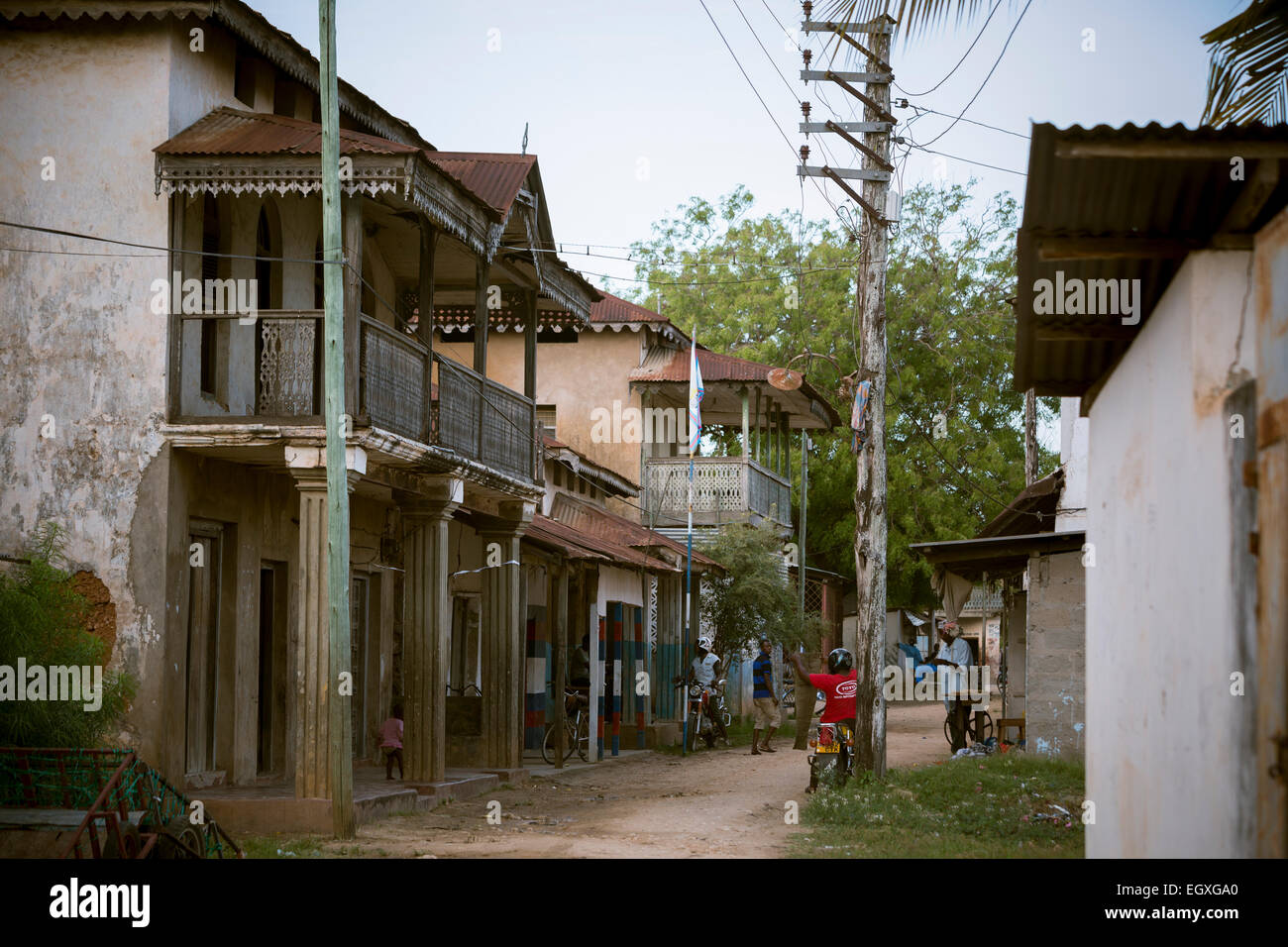 Straße mit Swahili Architektur - Pangani, Tansania, Ostafrika. Stockfoto