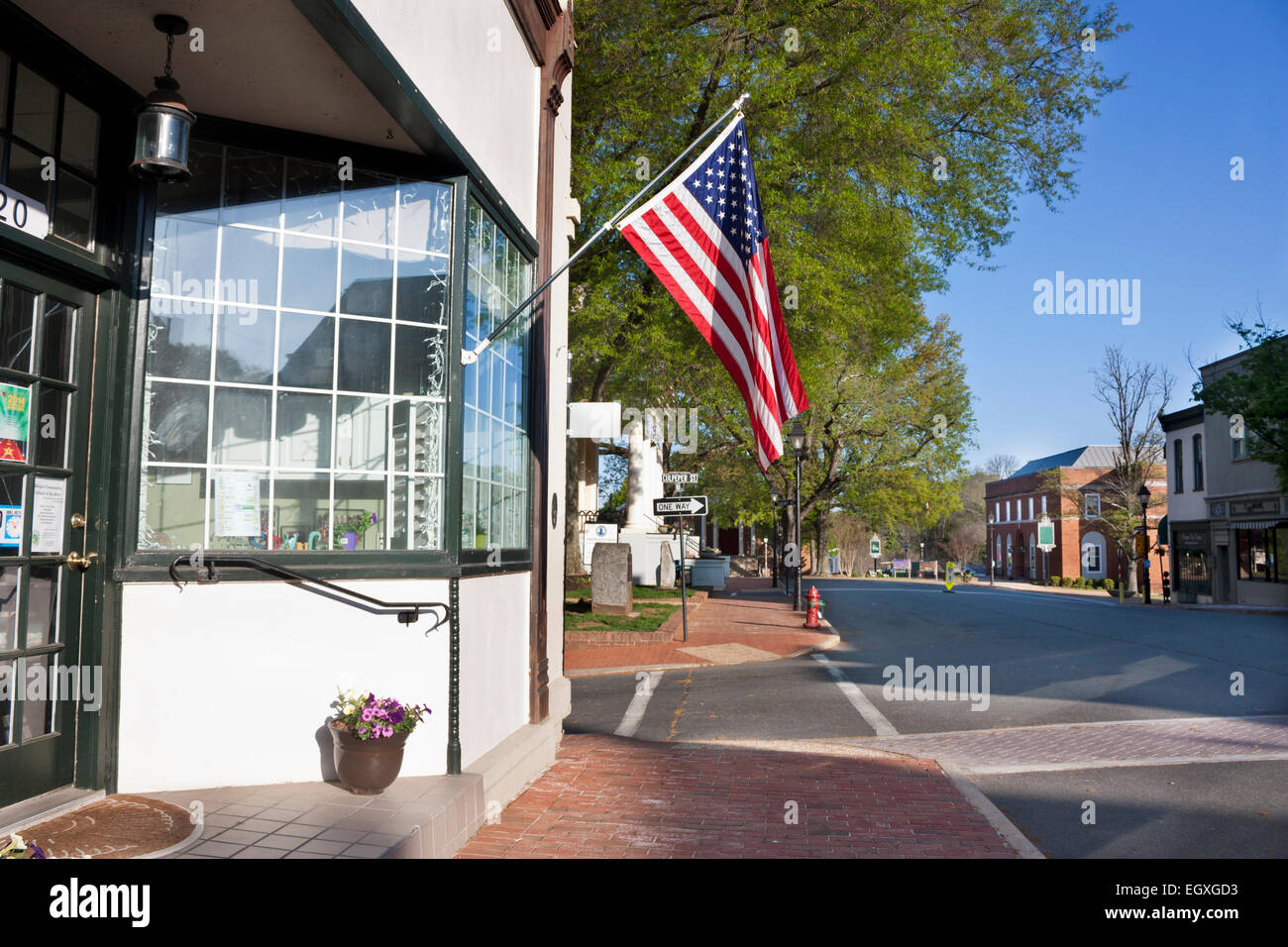 Beflaggung an Hauptstraße in Warrenton, Virginia. Warrenton befindet sich in Fauquier County. Stockfoto