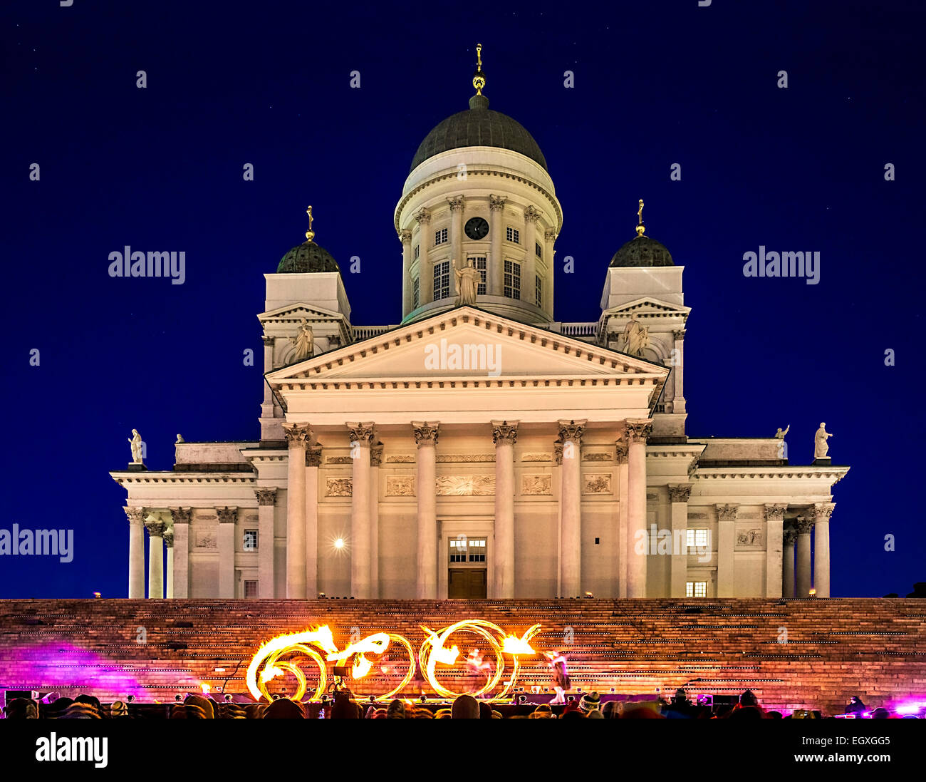 Helsinki lutherische Kathedrale leuchtet während der jährlichen Winter Festival of Light mit einer Flamme, Tanz, Show und Pyrotechnik Stockfoto