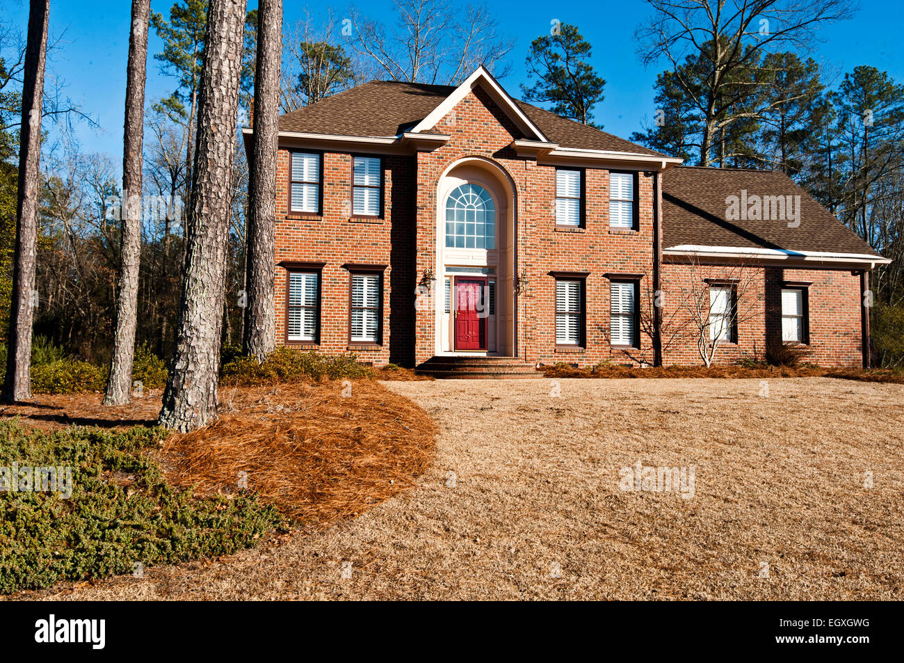Eine moderne Wohnungen mit 4 Schlafzimmern Ziegel "amerikanisch" front-Haus im Winter mit blauem Himmel Stockfoto